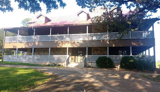 The Lodge @ Stormy Mountain Ranch Close drive to Emience and surrounding springs