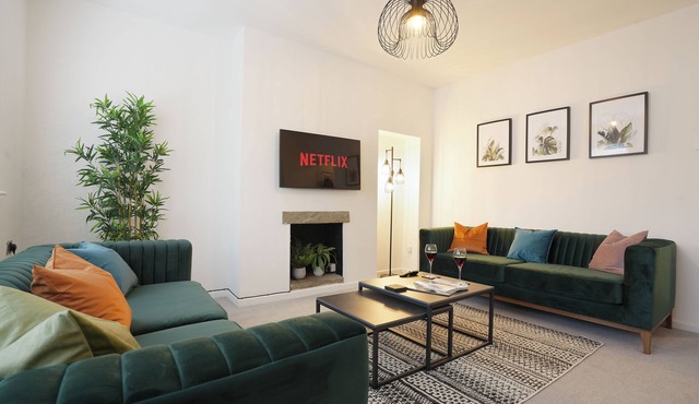 The Lodge: stylish modern 3 bedroom home from home (3-6 beds) & free parking