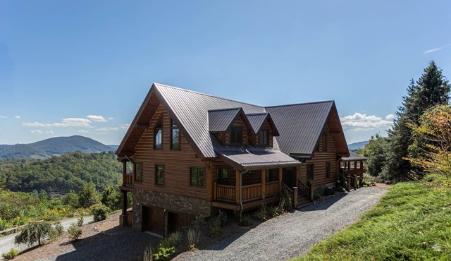 The Lodge - Theater Room, Putting Green, Pool, Great view 2 miles to Boone!
