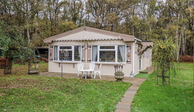 THE LODGE, with a garden in Old Buckenham