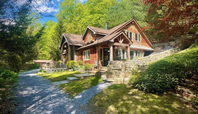 The Lodge: Your own Hillside Estate w/pool, spa, trails, views & 1hr to NYC.