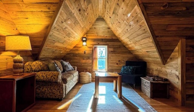 THE LOFT 3 level urban cabin with a HUGE patio!