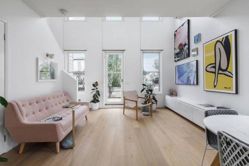 'The Loft' A Chic City-fringe Balcony Hideaway