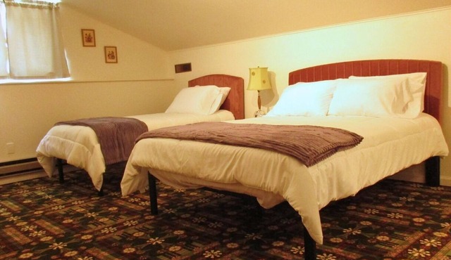 The Loft at Aspen Pine with Wi-Fi, AC in wonderful Hot Springs