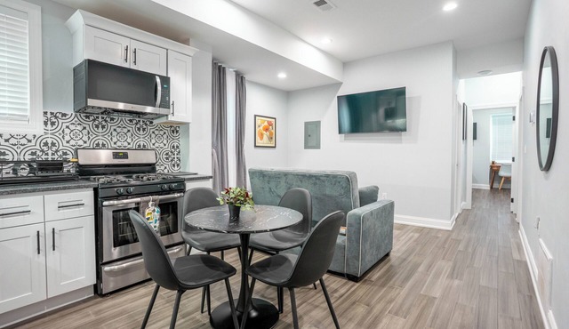 The Loft at Cedar Park: Cozy 2BR 2nd Floor King Suite