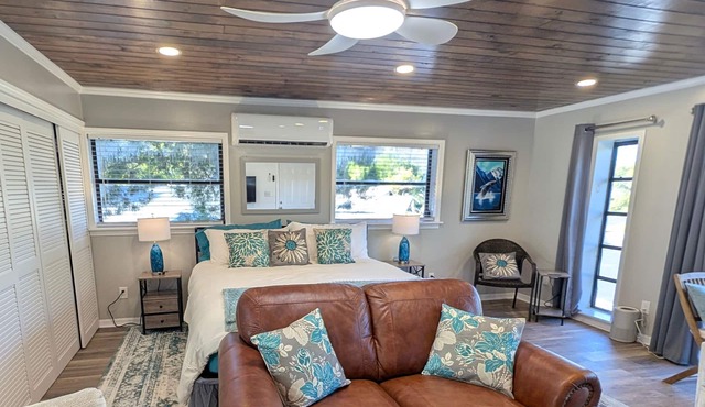 The Loft at Paradise - Studio with Full Kitchen & King Bed