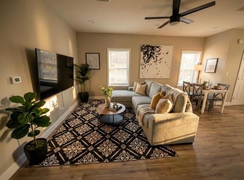 The loft at Park Place - 3rd floor walk up King and Queen beds fast WIFI and free coffee