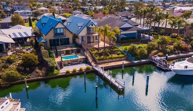 The Loft - Beautiful waterfront accommodation on the canals in Paynesville.