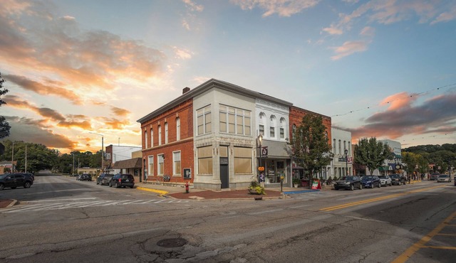 The Loft Buchanan - Chic Industrial Loft in Historic Downtown