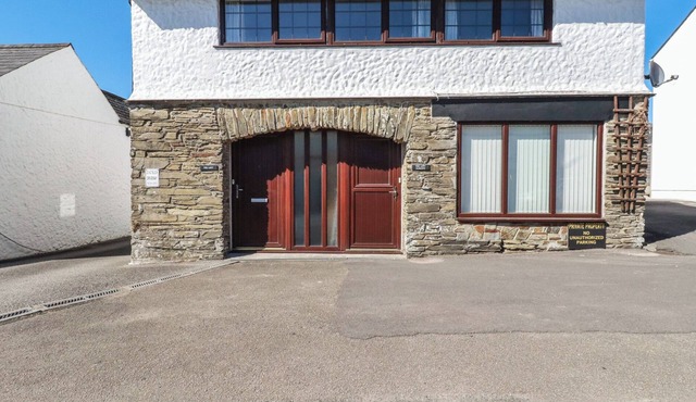 THE LOFT, character holiday cottage in Probus