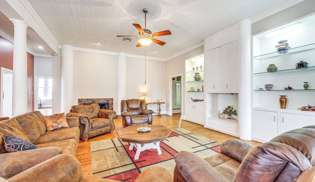 'The Loft' - Historic Dtwn Hondo Apt w/Balcony