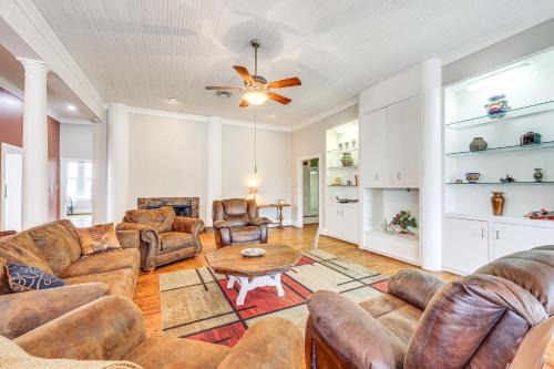 The Loft - Historic Dtwn Hondo Apt with Balcony