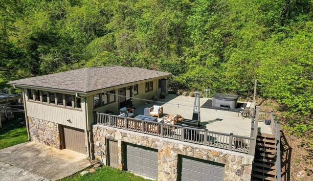The Loft - Lounge with Grill and Hot Tub!