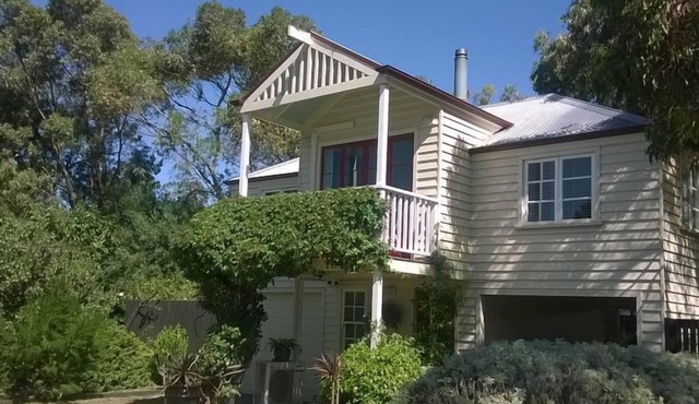 The Loft - modern apartment in heritage garden setting