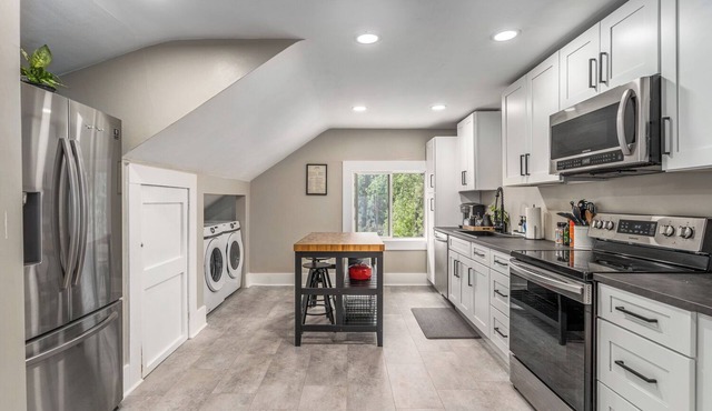 The Loft on 13th~Modern & Cozy!