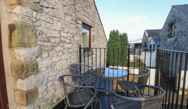 THE LOFT, pet friendly, character holiday cottage in Buxton