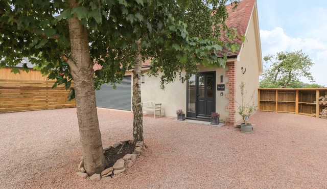 THE LOFT, romantic, luxury holiday cottage, with a garden in Hereford