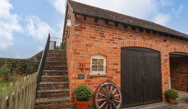 THE LOFT ROOM, romantic, character holiday cottage in Newent