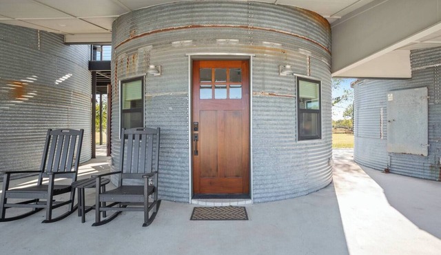 The Loft Silo - Unique Farm Stay with Loft