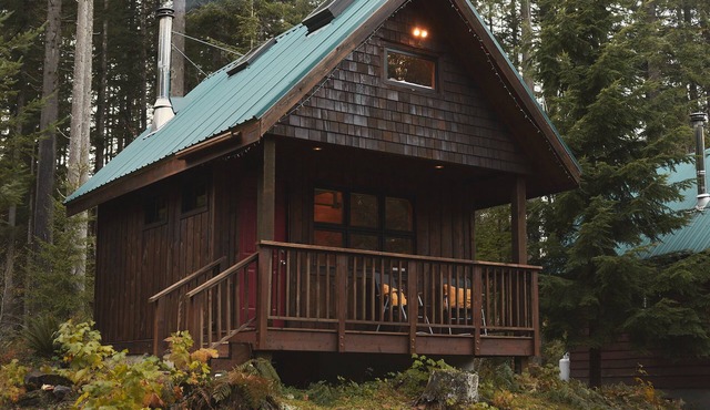 The Loft @ SkyCamp: Romantic Cabin near Stevens Pass, fit for two