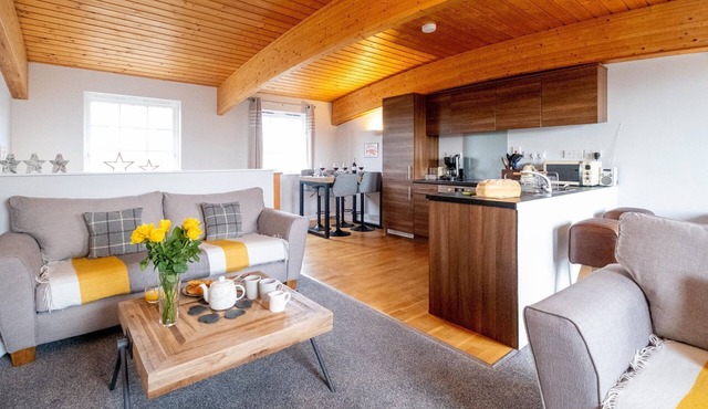 The Loft - sleeps 6 guests in 3 bedrooms