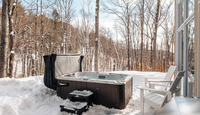 The Lofti – Cozy, Intimate Cabin with Spa