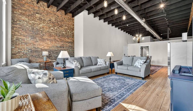 THE LOFTS | Courthouse + Balcony