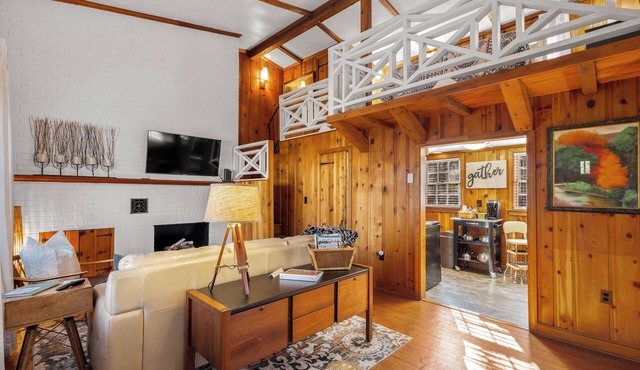 The “Lofty Cottage” Charming 1-bedroom cottage in marvelous Petersburg