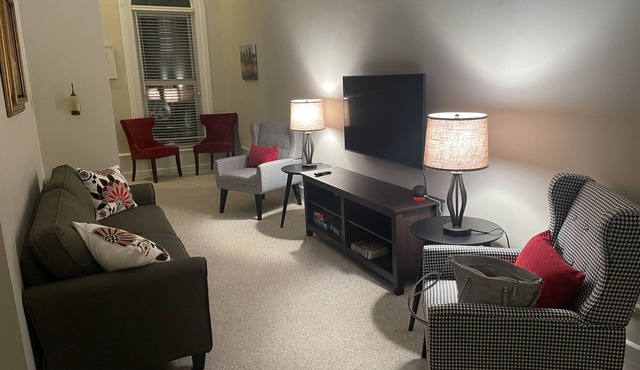 The Lofty Owl - Updated historical apartment in quaint downtown Hillsdale