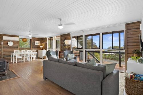 The Log Cabin - 2 Scenic View Drive, Second Valley