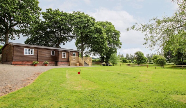 THE LOG CABIN, family friendly, with a garden in Tenbury Wells