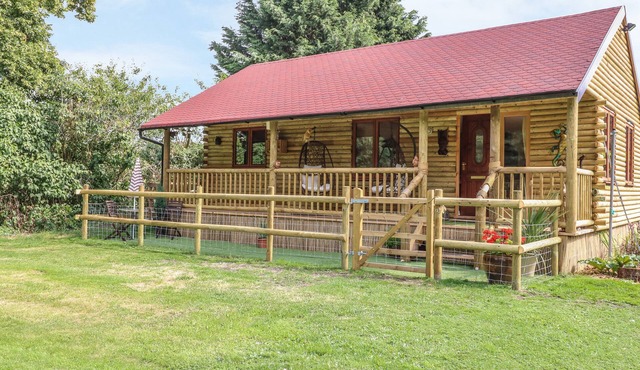 THE LOG CABIN, pet friendly, character holiday cottage in Brandon