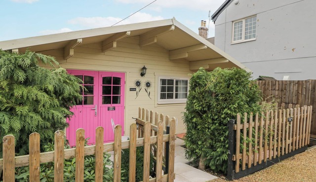 THE LOG CABIN, pet friendly, with a garden in Royal Wootton Bassett