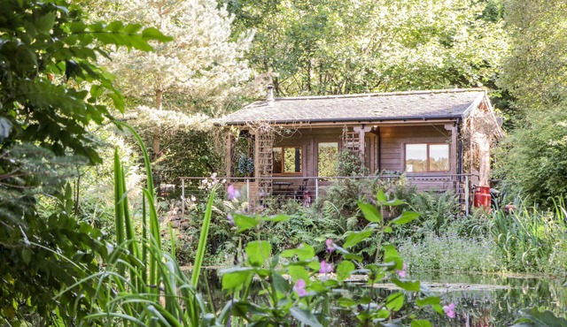 THE LOG CABIN, with hot tub in Oban