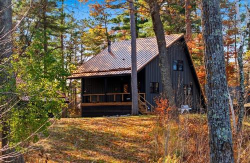 The Log Haus, a newly renovated lakefront cabin close to the trails