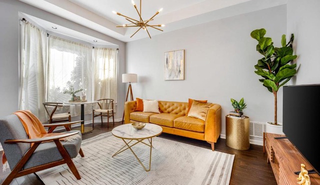 The Logandale: HUGE Mid-Century Home, sleeps 15