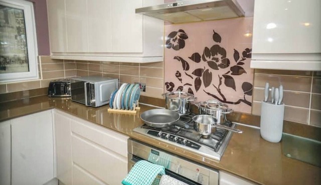 The London Landing | 4BR Heathrow | Free Parking