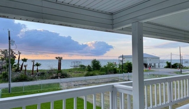"The Lone Star" Water View House with Balcony.