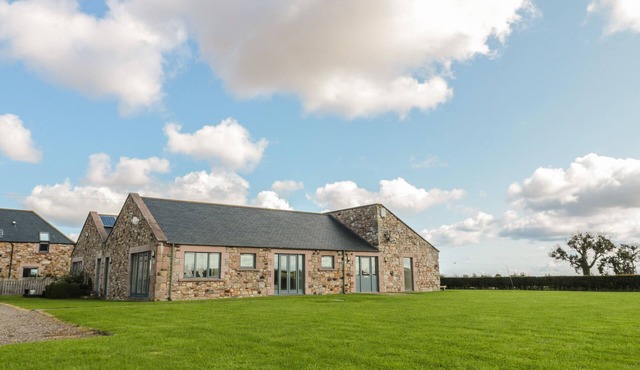 THE LONG BARN, pet friendly, with a garden in Berwick-Upon-Tweed
