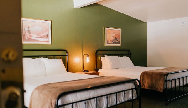 The Long Barn Lodge - Deluxe Double Queen Room