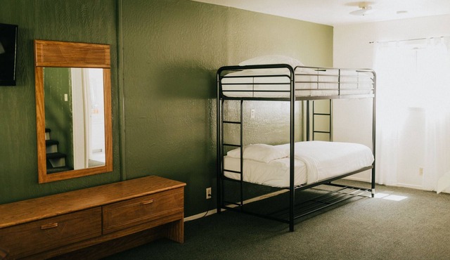 The Long Barn Lodge - Queen + Twin Bunk Bed Room