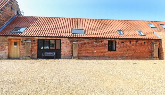 THE LONG BARN, pet friendly, character holiday cottage in Lenwade