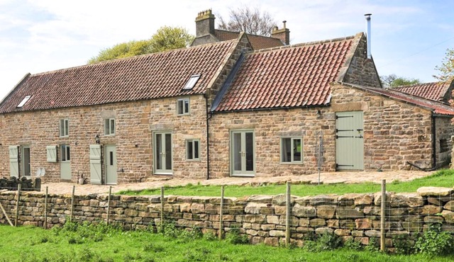 THE LONG BARN, pet friendly, character holiday cottage in Goathland