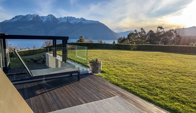 The Long House Lake Views and spa pool