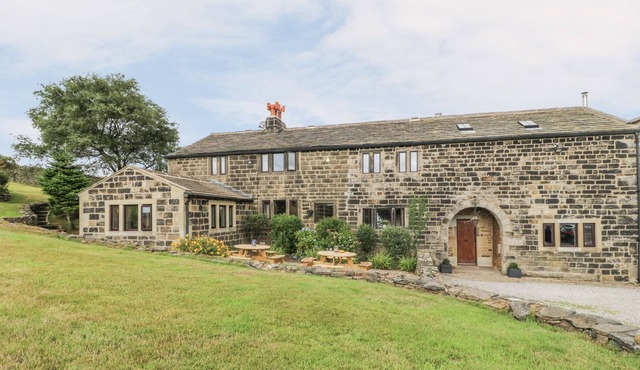 THE LONG VIEW, family friendly, with hot tub in Heptonstall