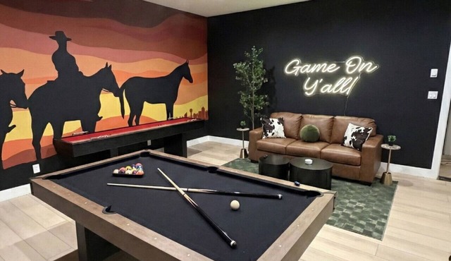 The Longhorn Luxe | Game Room | Fire pit | Karaoke