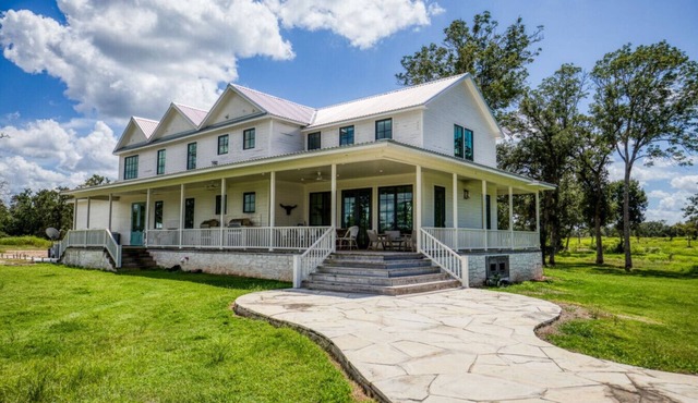 The Longhorn: Luxurious Texas Getaway in Round Top