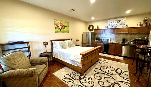 The Longhorn Suite at Grape Creek Country Cottages