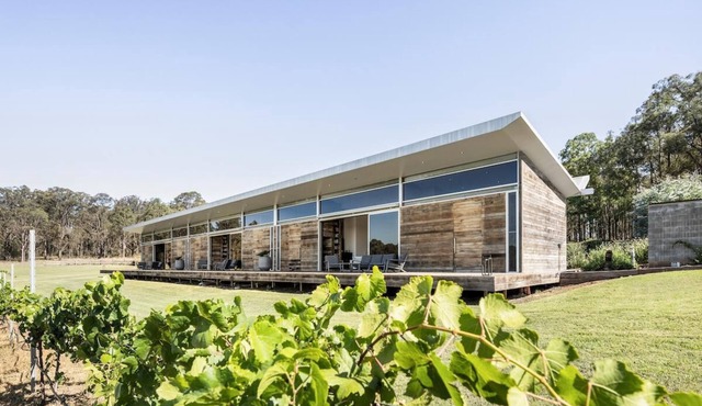 The Longhouse - Suite 2 - Iconic Hunter Valley property, 2 en-suite bedrooms and vineyard views
