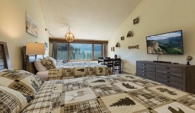 The Lookout (#406) | 10 min to Ski, Golf, AC/Pool/Hot Tub - High Ceilings